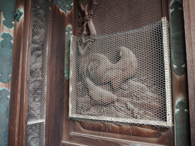 10月下旬初めての屋島讃岐東照宮屋島神社神門の豊かな羽を感じさせる鶏の彫刻