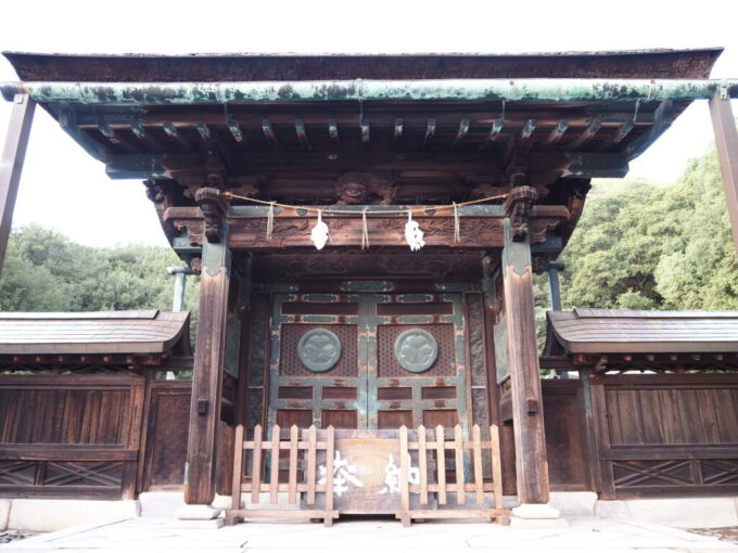 10月下旬初めての屋島讃岐東照宮屋島神社三つ葉葵が掲げられた神門