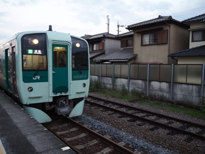 10月下旬JR四国高徳線屋島駅に入線する1500形気動車普通列車高松行き