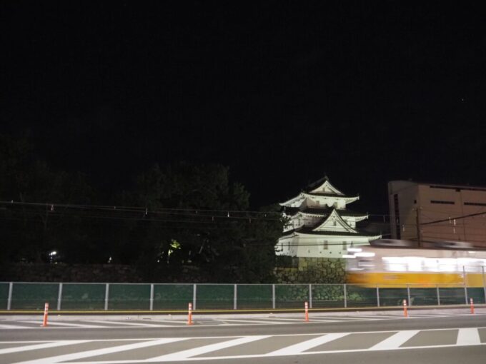 10月下旬5ヶ月ぶりの高松ほろ酔い気分で眺めるライトアップされた高松城玉藻公園の艮櫓とことでん