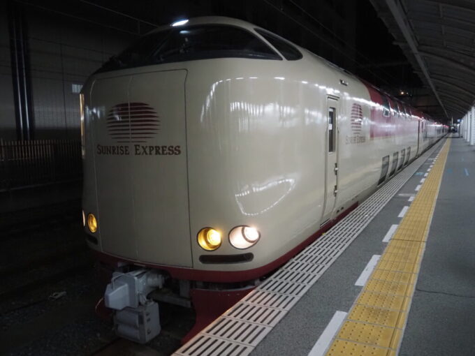 10月下旬夜の高松駅7年半ぶりとなる285系寝台特急サンライズ瀬戸号との再会