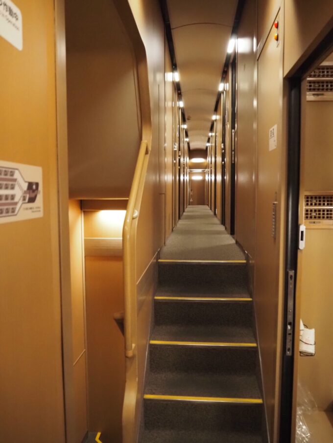 10月下旬夜の高松駅7年半ぶりとなる285系サンライズ瀬戸号2階建て部分の廊下