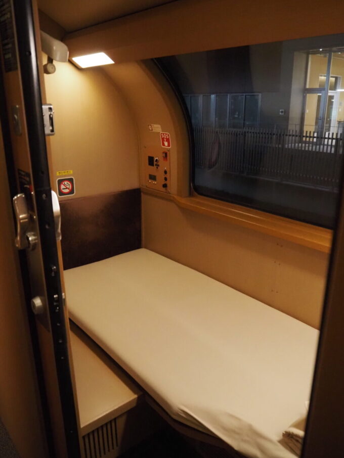 10月下旬夜の高松駅7年半ぶりの再会となる285系サンライズ瀬戸号シングル2階客室
