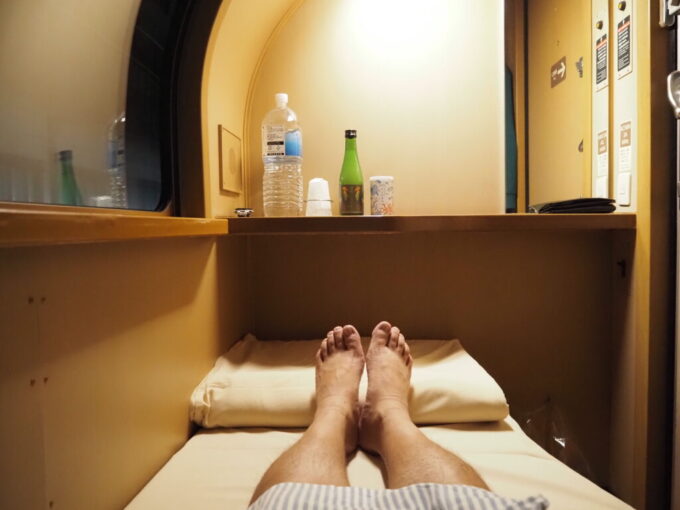 10月下旬夜の高松駅7年半ぶりの再会となる285系サンライズ瀬戸号シングル2階客室久方ぶりに列車内で浴衣に着替えるという至福の瞬間