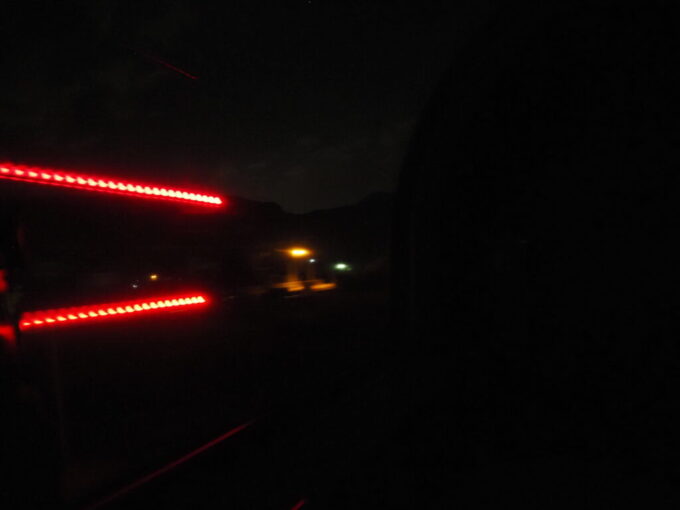 10月下旬7年半ぶりの再会となる285系サンライズ瀬戸号漆黒の夜闇のなか車窓を一瞬明るくしては過ぎ去る踏切の警告灯