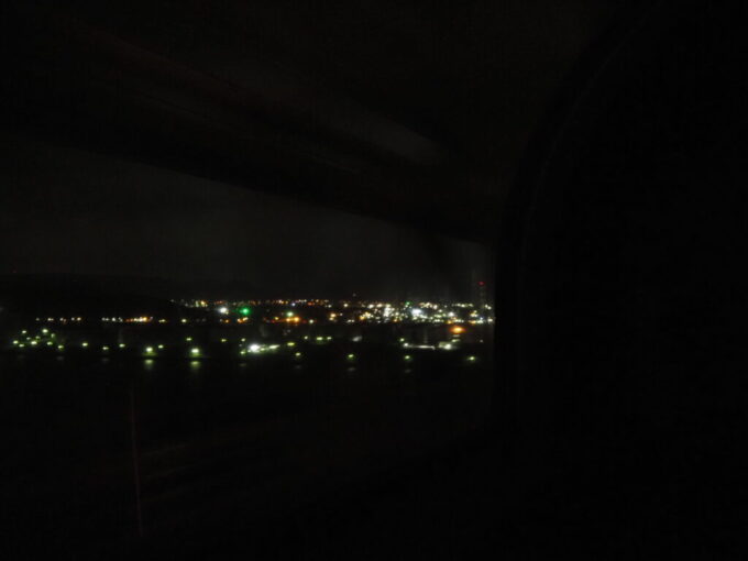 10月下旬7年半ぶりの再会となる285系サンライズ瀬戸号本州へと向け疾走する車窓から四国の灯りを見送る