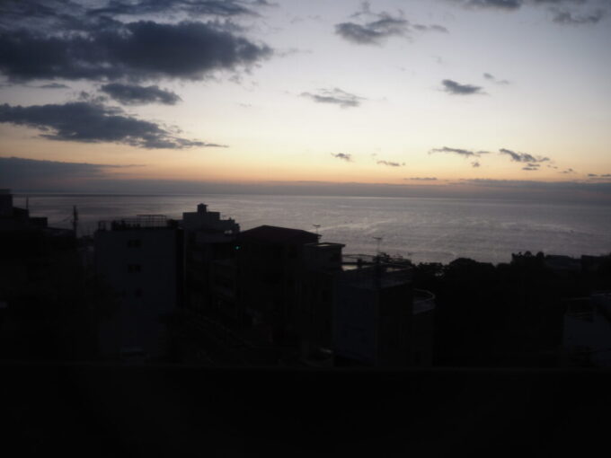 10月下旬7年半ぶりの再会となる285系サンライズ瀬戸号熱海を過ぎ車窓には朝の予感を思わせる茜色の海