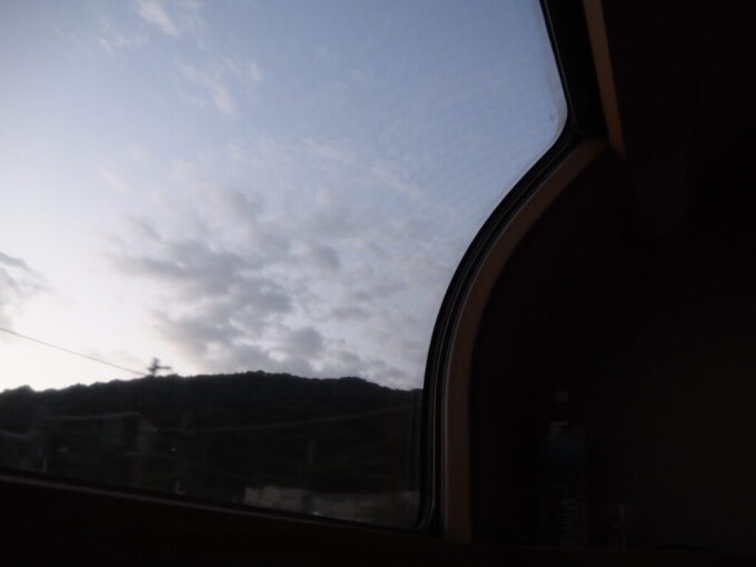 10月下旬7年半ぶりの再会となる285系サンライズ瀬戸号熱海を過ぎ車窓には朝の予感を思わせる茜色の空