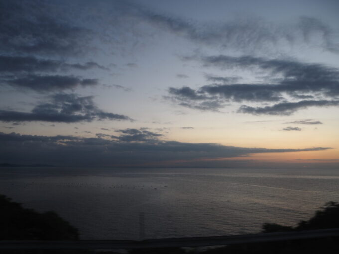 10月下旬7年半ぶりの再会となる285系サンライズ瀬戸号車窓から眺める日の出前の相模湾