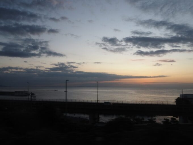 10月下旬7年半ぶりの再会となる285系サンライズ瀬戸号早川付近の車窓から眺める日の出前の相模湾