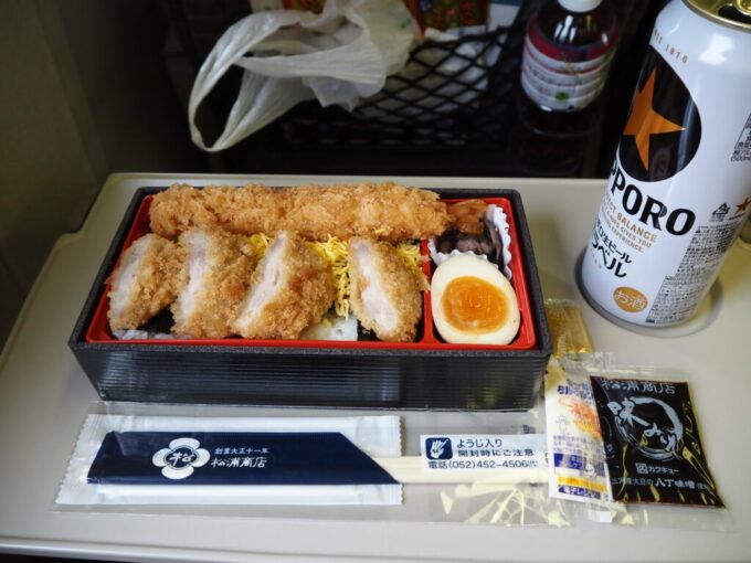 12月中旬東北新幹線E5系やまびこ号盛岡行き旅のお供に松浦商店大エビフライ＆三元豚の味噌ヒレカツ弁当中身