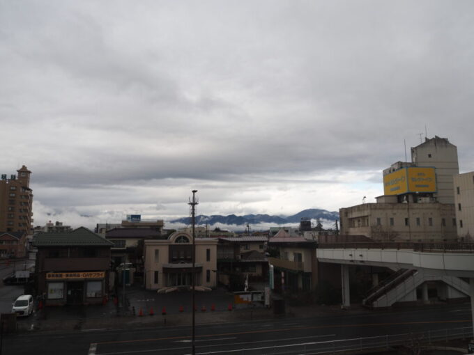 12月中旬雨上がりの西那須野駅から望む那須の山並み