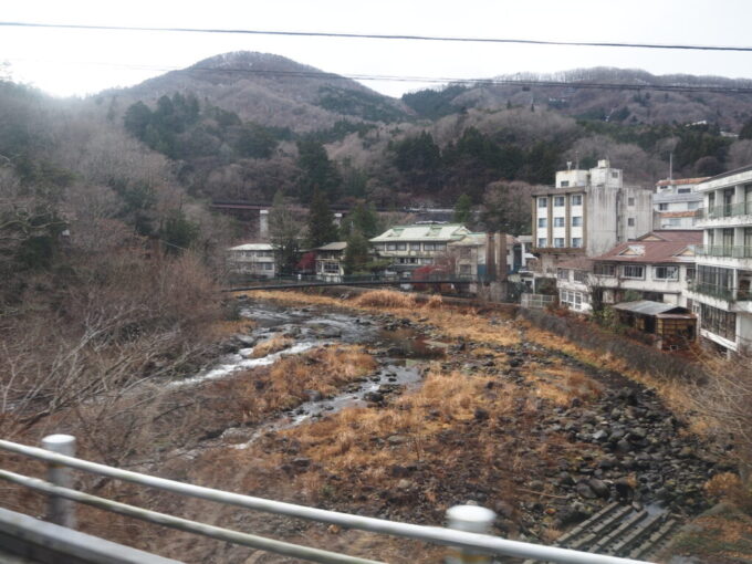 12月中旬JRバス関東塩原温泉バスターミナル行き車窓から眺める箒川に沿って建ち並ぶ塩原の温泉街