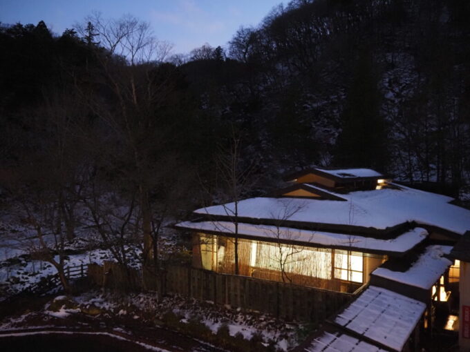 12月中旬塩原温泉郷元湯温泉秘湯の宿元泉館赤川の刻む谷はまもなく夜の闇に包まれる