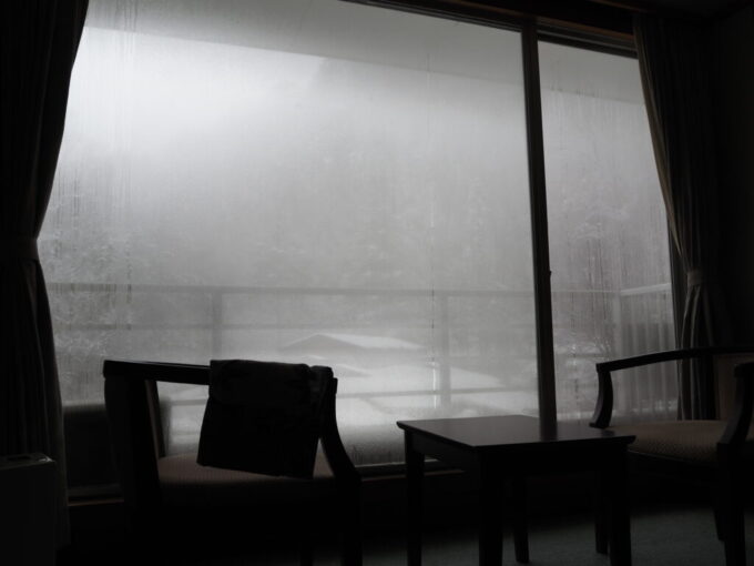 12月中旬塩原温泉郷元湯温泉秘湯元泉館連泊のお昼に湯上りの冷たい瓶ビールと本橋製菓のとちあいか品種使用昔ながらのいちごあんドーナツを温かい室内で食べるという幸せ