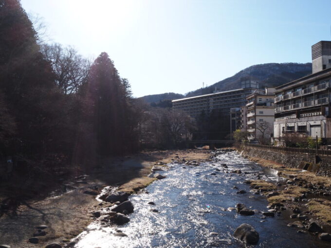 12月中旬塩原温泉バスターミナル近く塩原もの語り館裏手に架かる紅の吊り橋から朝日に煌めく箒川を眺める