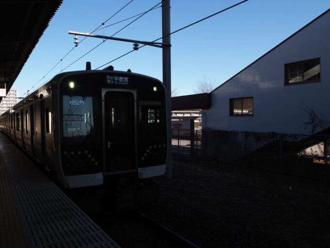 12月中旬冬晴れの西那須野駅に入線する宇都宮線E131系宇都宮線宇都宮行き普通列車
