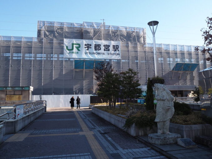 12月中旬冬晴れの宇都宮駅と餃子像