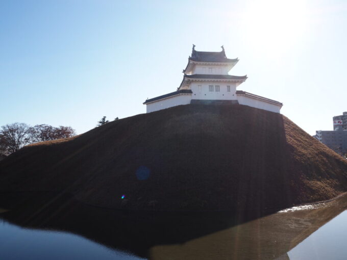 12月中旬冬晴れの宇都宮宇都宮城址公園の見事な土塁と清明台
