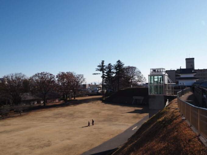 12月中旬冬晴れの宇都宮本丸の半分が復元された宇都宮城址公園