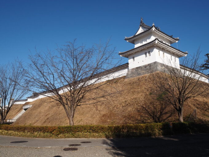 12月中旬冬晴れの宇都宮宇都宮城址公園土塁と石垣の上に凛と立つ富士見櫓