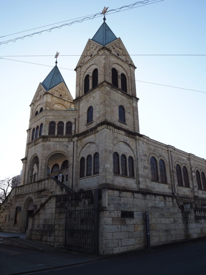 12月中旬冬晴れの宇都宮大谷石をふんだんに使った重厚なカトリック松が峰教会