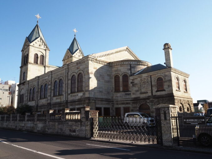 12月中旬冬晴れの宇都宮大谷石をふんだんに使った重厚なカトリック松が峰教会双塔の聳える正面もさることながらその背面もうつくしい