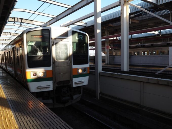 12月中旬JR両毛線栃木駅国鉄型211系普通列車高崎行き