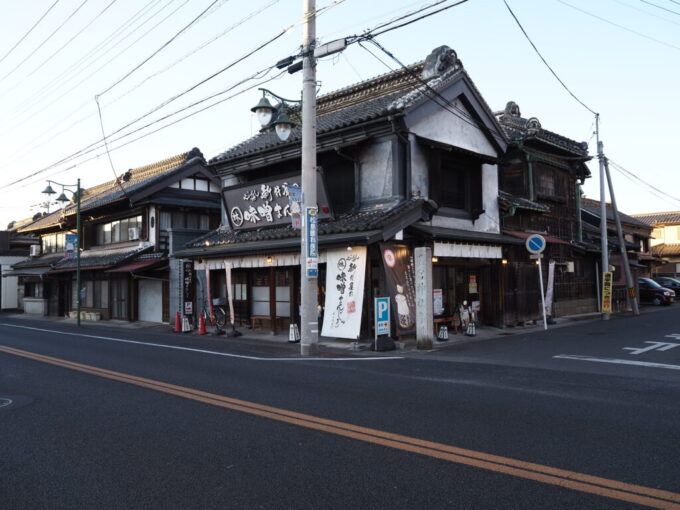 12月中旬西日に染まる佐野明治後期築の見世蔵を活用した新井屋の重厚な建物