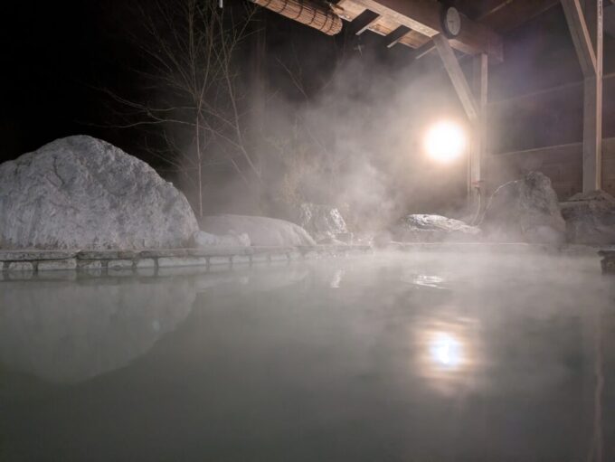 12月中旬塩原温泉郷元湯温泉秘湯の宿元泉館高尾の湯情緒を増す夜の露天風呂