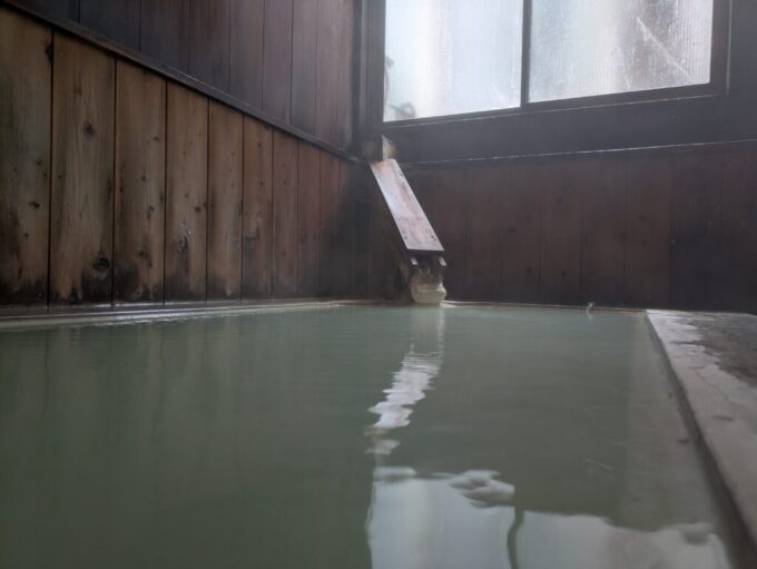 12月中旬塩原温泉郷元湯温泉秘湯の宿元泉館宝の湯で静かな午後の湯浴みを