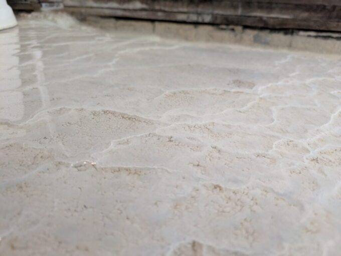 12月中旬塩原温泉郷元湯温泉秘湯の宿元泉館宝の湯浴場の床一面を覆う析出物