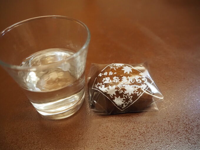 12月中旬塩原温泉郷元湯温泉秘湯の宿元泉館夜のお供にお茶菓子の今井屋の温泉饅頭