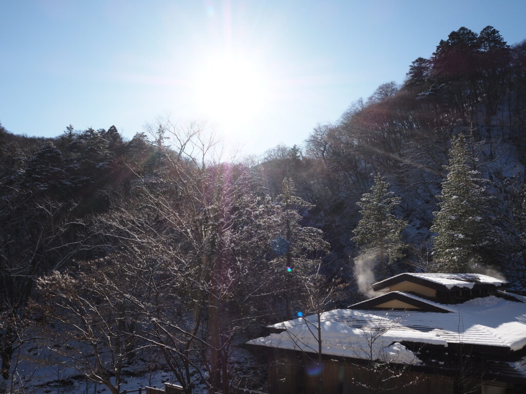 12月中旬塩原温泉郷元湯温泉秘湯の宿元泉館で迎える冬晴れの朝