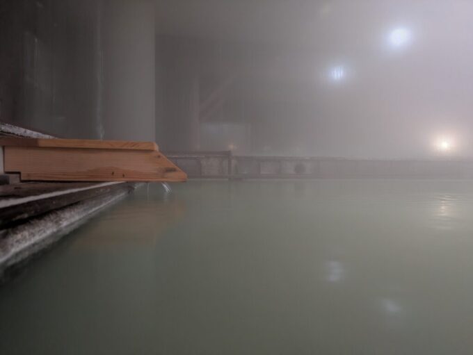 12月中旬塩原温泉郷元湯温泉秘湯の宿元泉館夜の静かな高尾の湯熱めの内湯でうぐいす色のにごり湯とじっくり対峙する