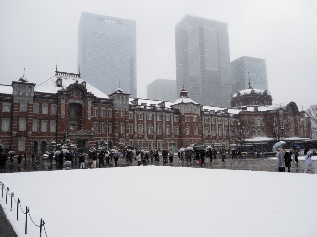 2月上旬雪に映える東京駅赤レンガ駅舎