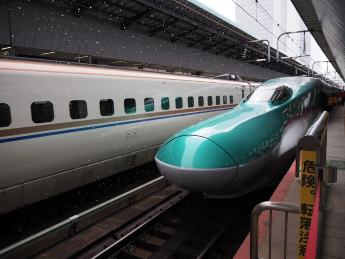 2月上旬雪の舞う東京駅新幹線ホームに入線する東北新幹線E5系やまびこ号盛岡行き