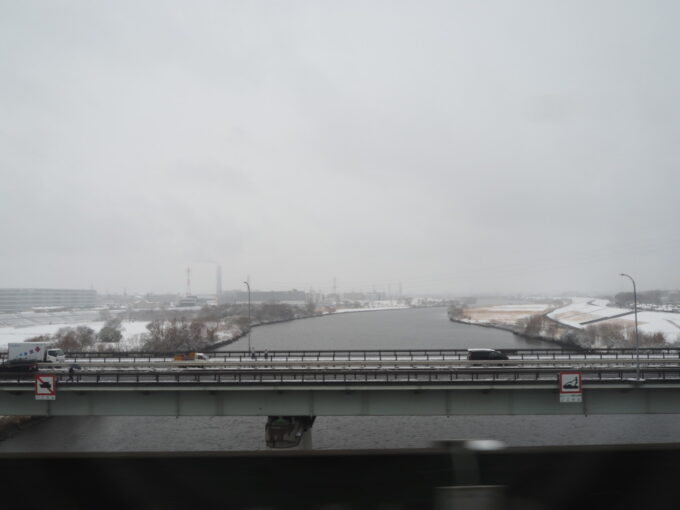 2月上旬東北新幹線E5系やまびこ号盛岡行き雪景色の荒川を越えて無事東京脱出