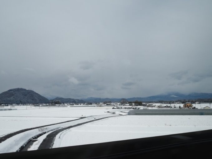 2月上旬東北新幹線E5系やまびこ号盛岡行き車窓から眺める雪景色の那須