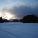 2月上旬花巻温泉無料送迎シャトルバス車窓から眺める夕刻の岩手の幻想的な田園風景