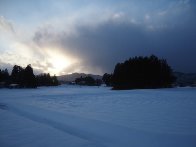 2月上旬花巻温泉無料送迎シャトルバス車窓から眺める夕刻の岩手の幻想的な田園風景