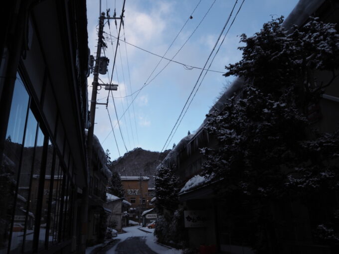 2月上旬冬の花巻台温泉松田屋旅館朝食のために別館へと向かう途中道から見上げる冬の朝空