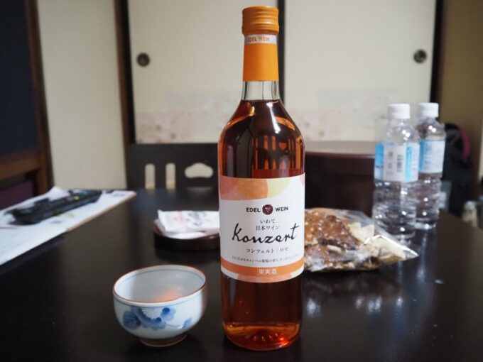 2月上旬冬の花巻台温泉松田屋旅館夜のお供にエーデルワインコンツェルトロゼ