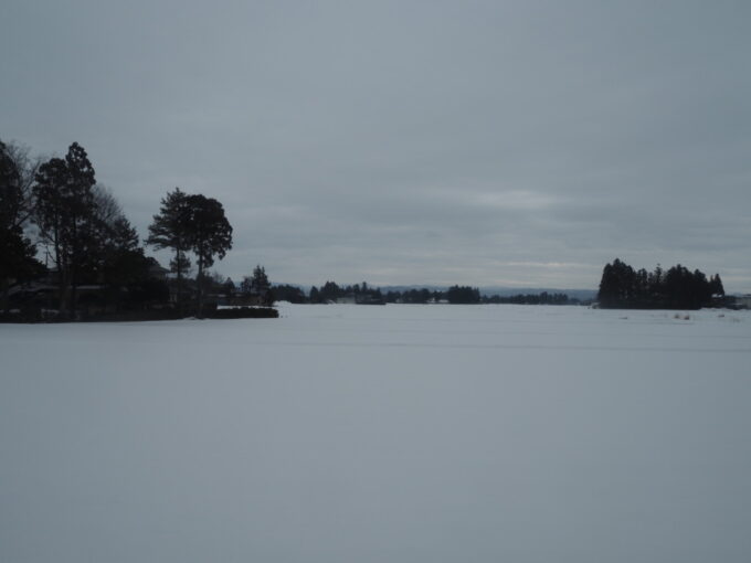 2月上旬花巻台温泉から岩手県交通賢治詩碑前行き路線バスで花巻駅へ車窓から眺める岩手らしい冬の田園風景にこころを打たれる