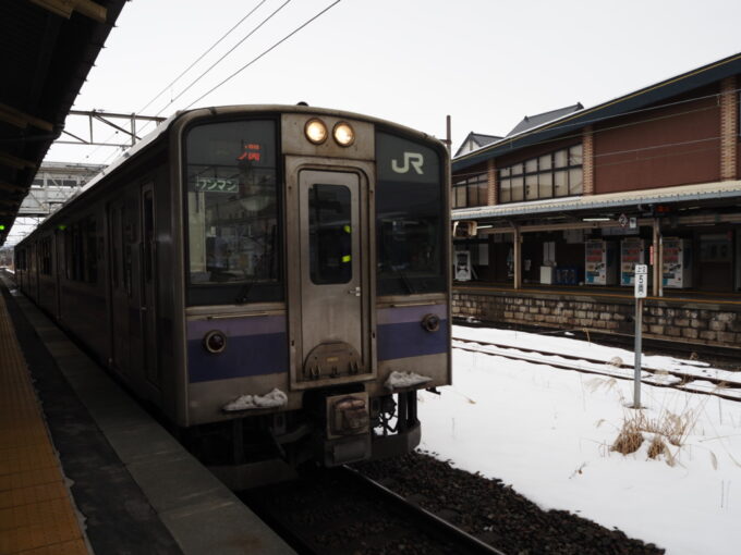 2月上旬冬の花巻駅701系東北本線一ノ関行き普通列車