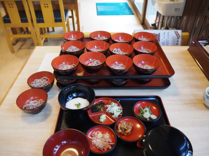 2月上旬冬の平泉中尊寺第一駐車場脇に位置する泉橋庵支店秀衡盛付わんこそば