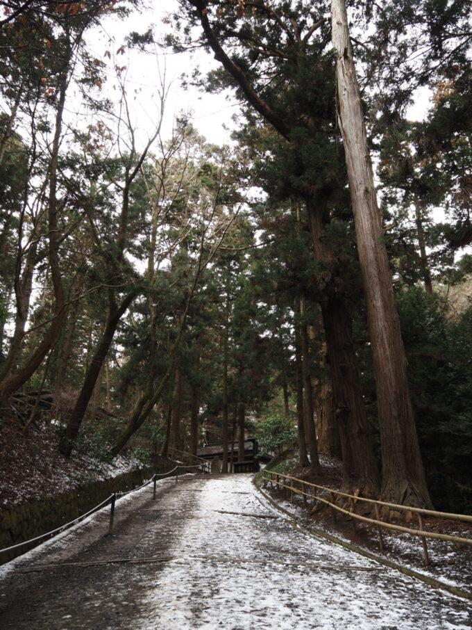 2月上旬冬の平泉うっすらと雪化粧を施し荘厳な雰囲気に包まれた中尊寺月見坂