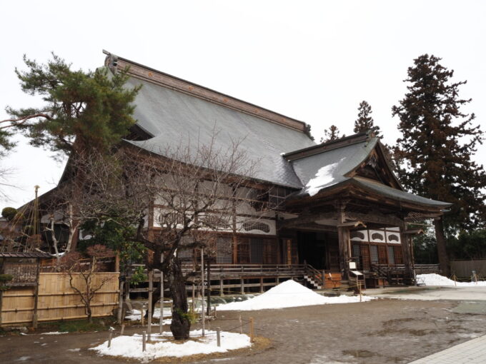 2月上旬冬の平泉少しばかり雪の残る中尊寺本堂