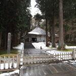 2月上旬冬の平泉うっすらと雪の積もった中尊寺金色堂覆堂