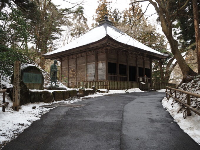 2月上旬冬の平泉中尊寺金色堂旧覆堂と松尾芭蕉像